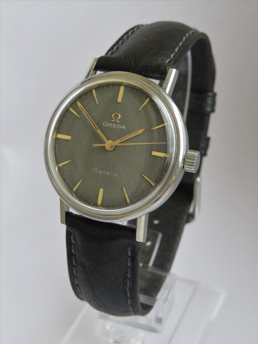 Mid-size 1969 Omega Genève wrist watch View II