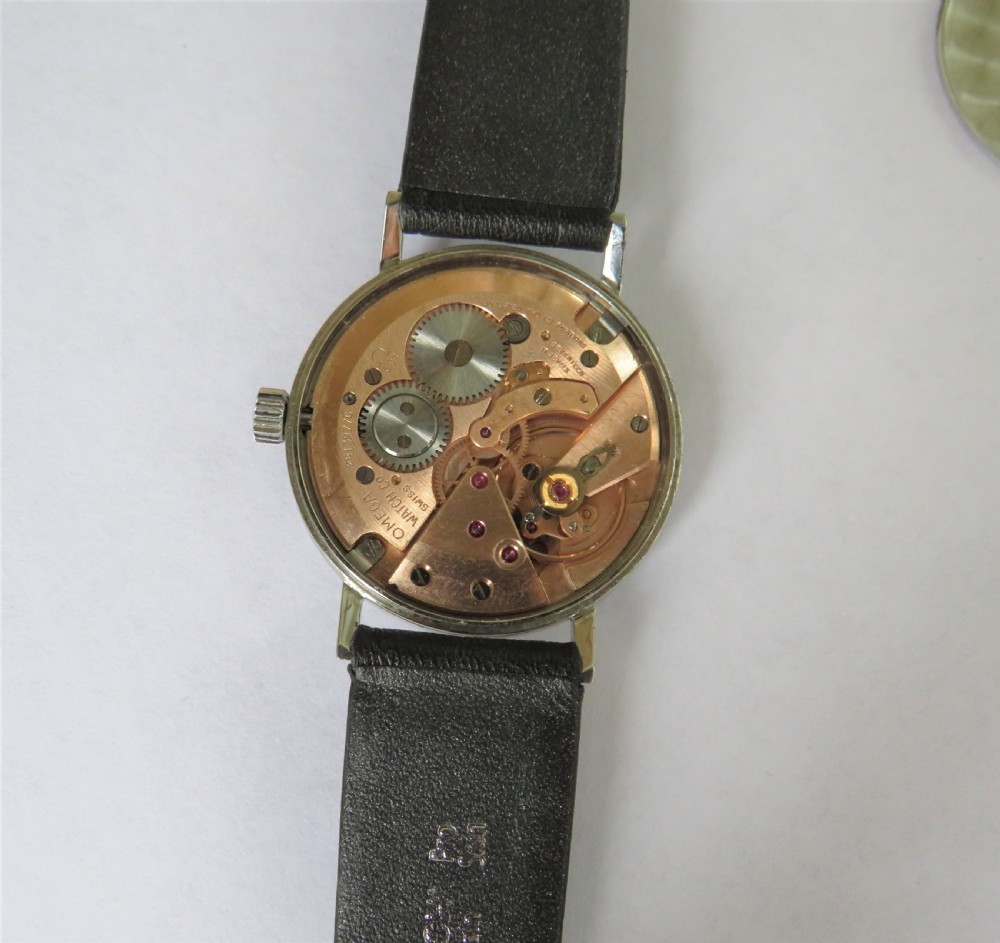 Mid-size 1969 Omega Genève wrist watch View III