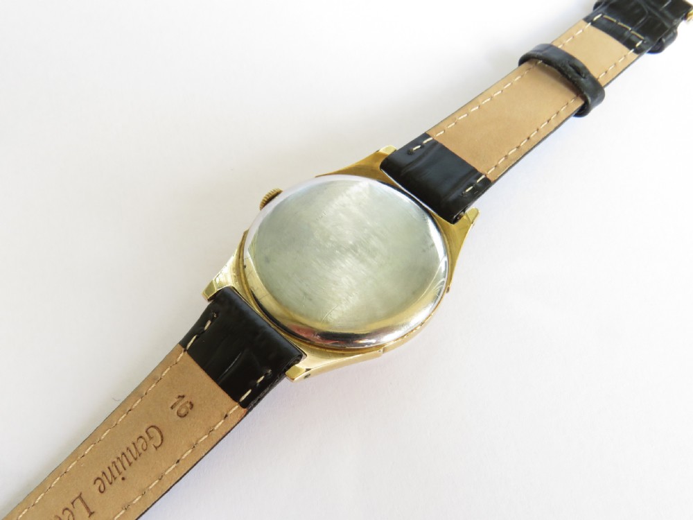 Gents Smiths De Luxe wrist watch, made in England View V