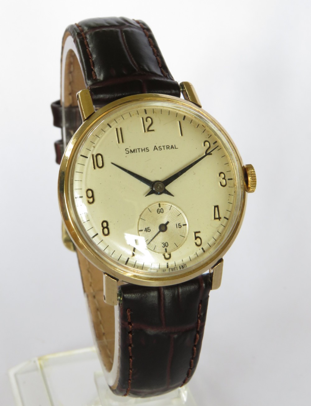 Gents 1965 9ct gold Smiths Astral watch, made in England View II