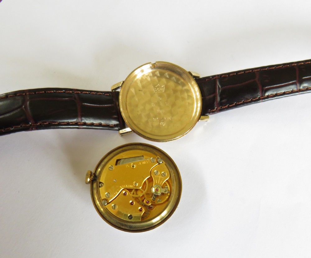Gents 1965 9ct gold Smiths Astral watch, made in England View V