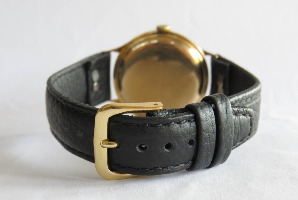 Gents 9ct gold Accurist wrist watch, 1945 View V