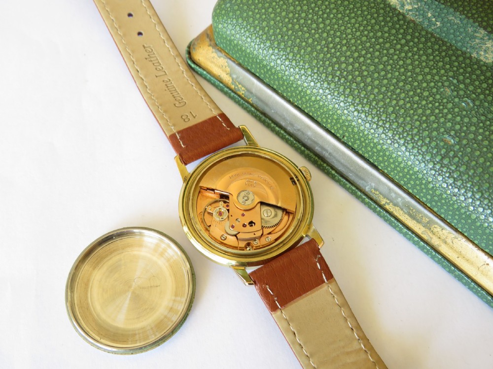 Gents 1960s Avia De Luxe wrist  View III