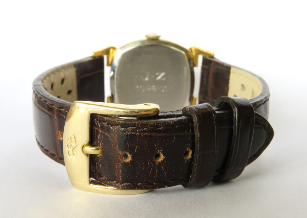 1950s mid-size Gruen Veri-Thin wrist watch View V