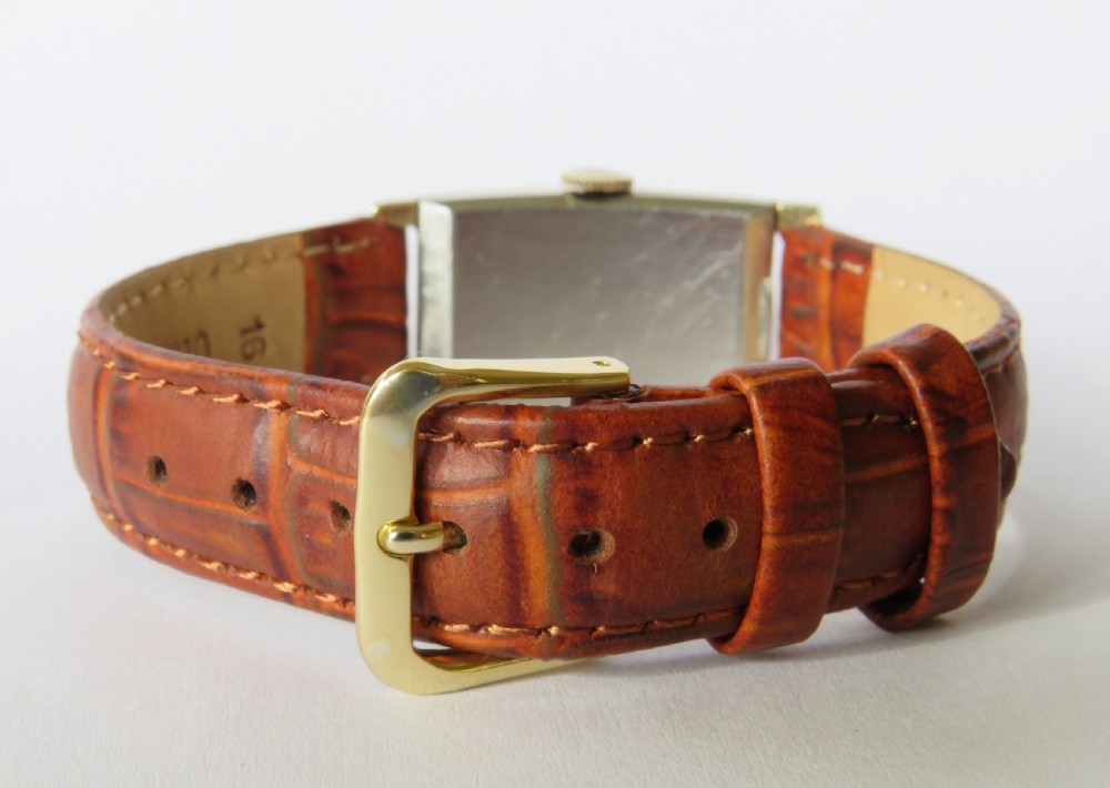 1940s mid-size Gruen curvex wrist watch View V