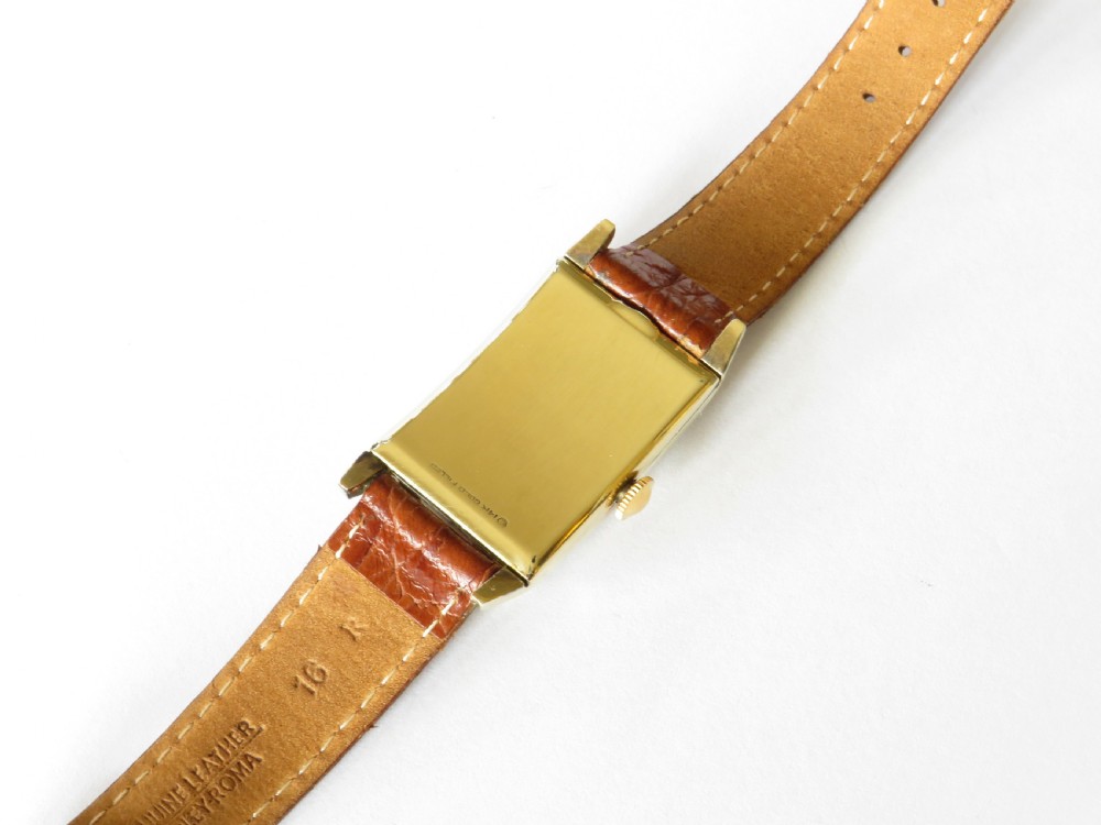 1940s Waltham curvex wrist watch View V