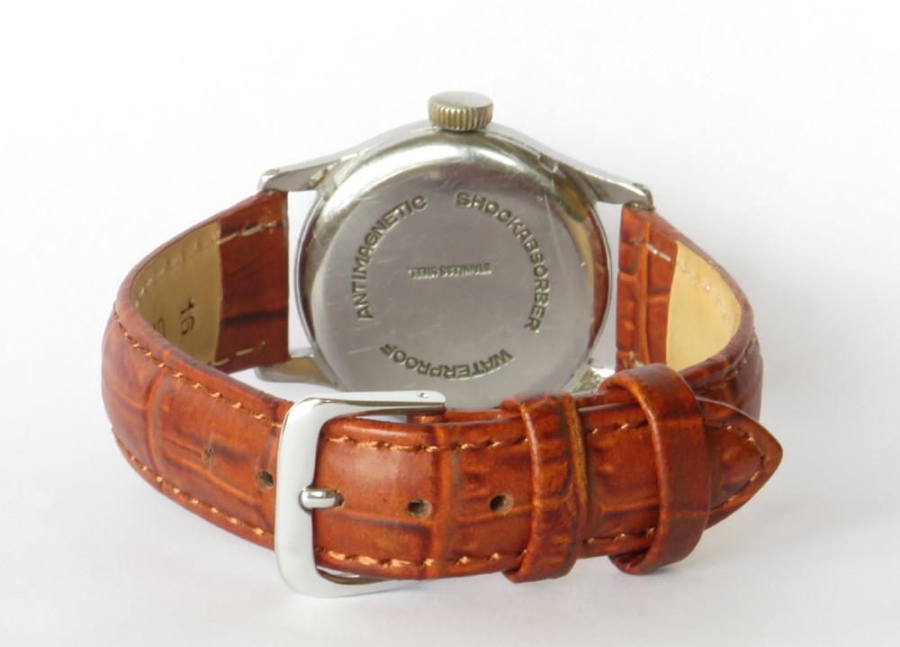 Mid-size 1940s Ralco wrist watch View IV