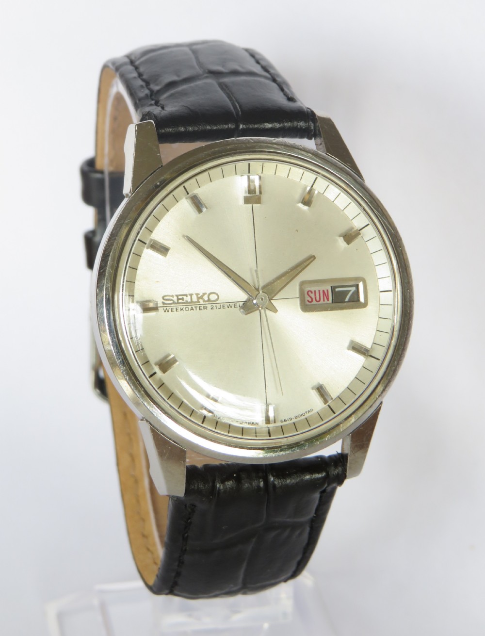 A vintage Seiko Sportsmatic Weekdater automatic wristwatch featuring a round silver dial with a day-date window and a black embossed leather strap. View II