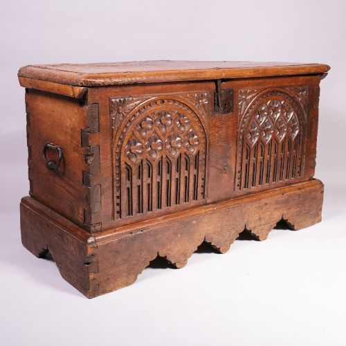 MASSIVE LATE 15TH CENTURY GOTHIC COFFER IN OAK AND ELM - ADDITIONAL PHOTO 1