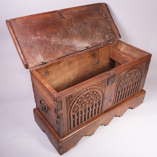 MASSIVE LATE 15TH CENTURY GOTHIC COFFER IN OAK AND ELM - ADDITIONAL PHOTO 3