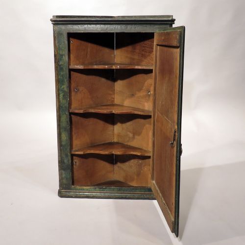 AN EARLY 18TH CENTURY PAINTED HANGING CORNER CUPBOARD - ADDITIONAL PHOTO 1
