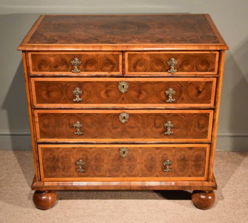 Small William & Mary Chest of Drawers with Olivewood Oyster and Holly Banding