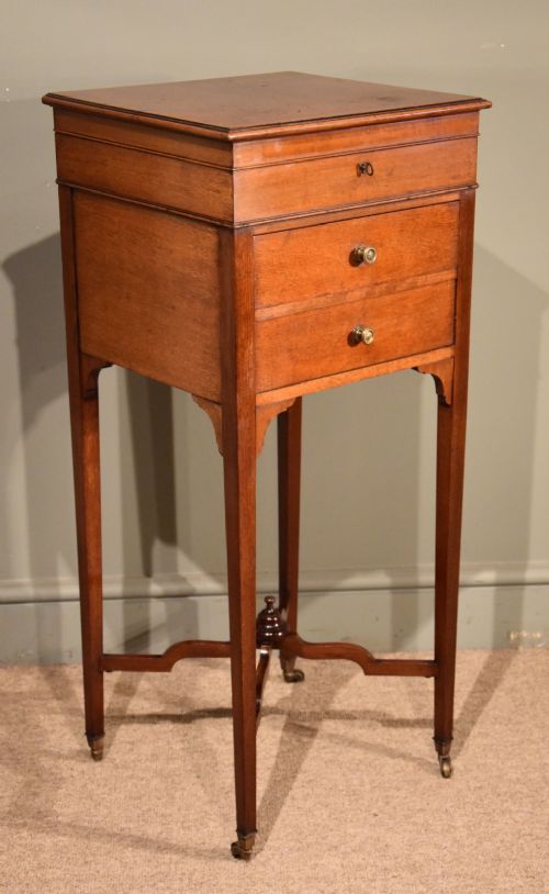An Elegant Late 19th Century Mahogany Dressing Table