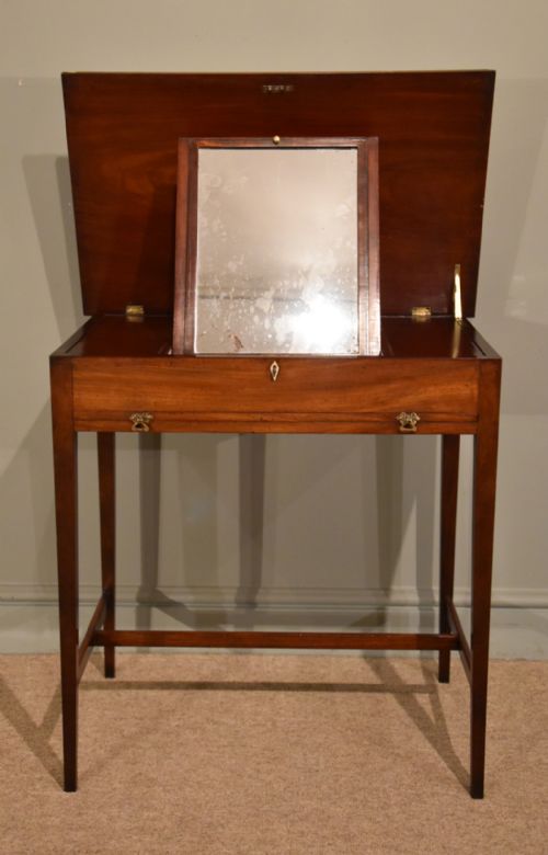 An Elegant 19th Century Mahogany Dressing Table