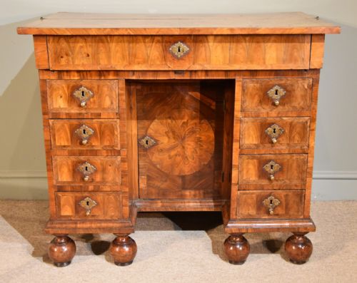 Superb Late 17th Century Kingwood Veneered Knee Hole Desk