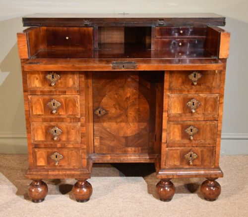 fig 1. Superb Late 17th Century Kingwood Veneered Knee Hole Desk