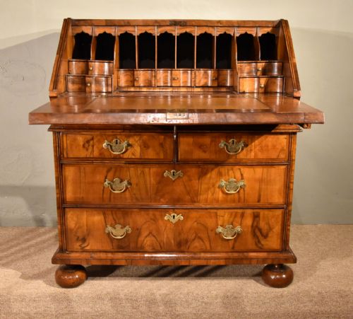 A LOVELY QUEEN ANNE WALNUT BUREAU - ADDITIONAL PHOTO 1