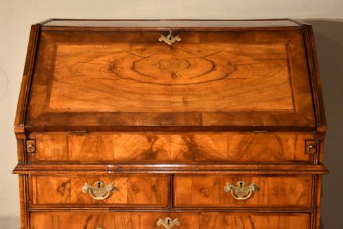 A LOVELY QUEEN ANNE WALNUT BUREAU - ADDITIONAL PHOTO 2