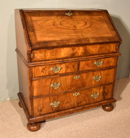 A LOVELY QUEEN ANNE WALNUT BUREAU - ADDITIONAL PHOTO 3