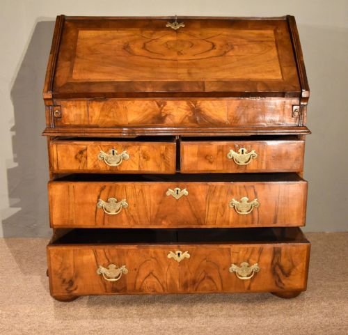 A LOVELY QUEEN ANNE WALNUT BUREAU - ADDITIONAL PHOTO 6