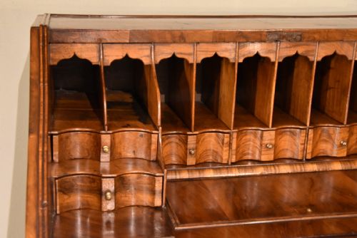 A LOVELY QUEEN ANNE WALNUT BUREAU - ADDITIONAL PHOTO 8