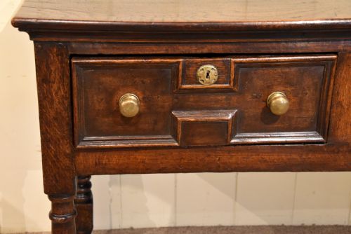 A HANDSOME LATE 17TH CENTURY OAK DRESSER BASE - ADDITIONAL PHOTO 4