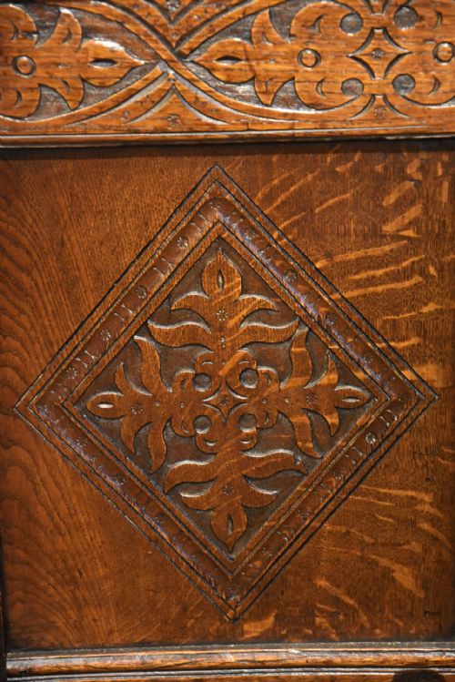 A SMALL EARLY 18TH CENTURY OAK TWO PANELLED COFFER - ADDITIONAL PHOTO 4