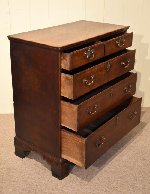 A GEORGE II COUNTRY OAK CHEST OF DRAWERS - ADDITIONAL PHOTO 3