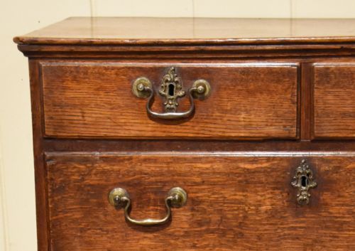 A GEORGE II COUNTRY OAK CHEST OF DRAWERS - ADDITIONAL PHOTO 5