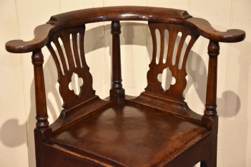 A GOOD GEORGE II OAK CORNER CHAIR - ADDITIONAL PHOTO 2