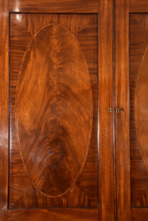 AN EXCELLENT QUALITY REGENCY PERIOD MAHOGANY LINEN PRESS - ADDITIONAL PHOTO 1