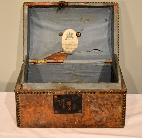 CASKET BOX DEER SKIN STUDDED FROM EARLY 18TH CENTURY - ADDITIONAL PHOTO 1