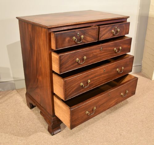 GEORGE III MAHOGANY CHEST OF DRAWERS - ADDITIONAL PHOTO 5