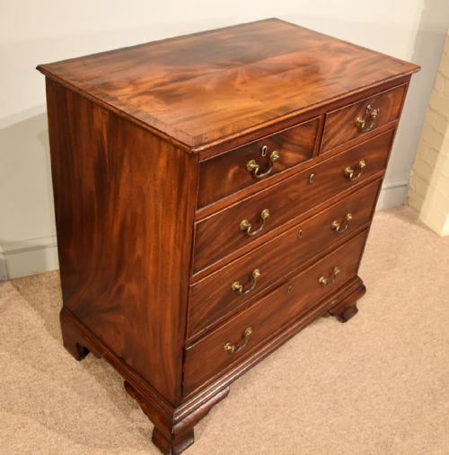 GEORGE III MAHOGANY CHEST OF DRAWERS - ADDITIONAL PHOTO 9