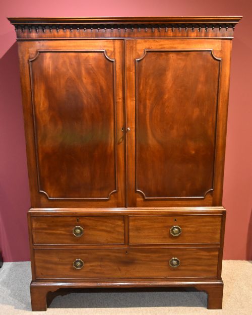 linen press mid 18th century mahogany - CATEGORY: ANTIQUE CHEST OF DRAWERS - DATED 18TH CENTURY