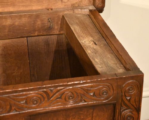 OAK COFFER THREE PANELED HANDSOME EARLY 18TH CENTURY - ADDITIONAL PHOTO 7