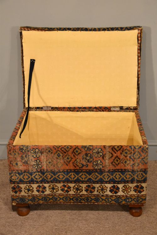OTTOMAN COVERED IN 19TH CENTURY KILIM - ADDITIONAL PHOTO 1