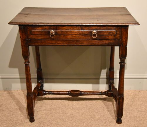 side table of elm and ash from early 18th century - CATEGORY: ANTIQUE TABLES - DATED 18TH CENTURY