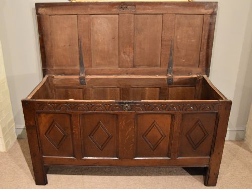 A LARGE OAK COFFER FROM LATE 17TH CENTURY - ADDITIONAL PHOTO 2