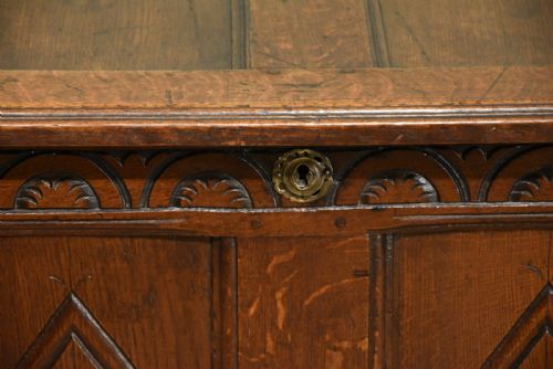 A LARGE OAK COFFER FROM LATE 17TH CENTURY - ADDITIONAL PHOTO 4