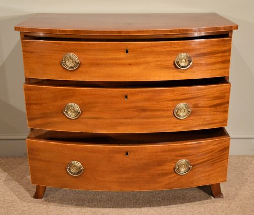 REGENCY PERIOD MAHOGANY BOW FRONTED CHEST OF DRAWERS - ADDITIONAL PHOTO 1