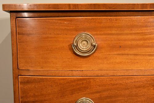REGENCY PERIOD MAHOGANY BOW FRONTED CHEST OF DRAWERS - ADDITIONAL PHOTO 4