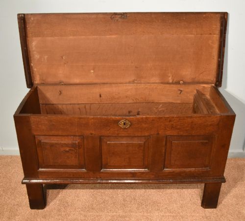 OAK COFFER FROM THE TRANSITIONAL PERIOD - ADDITIONAL PHOTO 1
