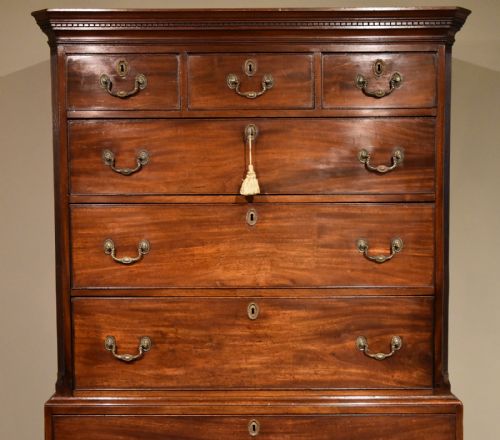 A GEORGE III MAHOGANY CHEST ON CHEST - ADDITIONAL PHOTO 5