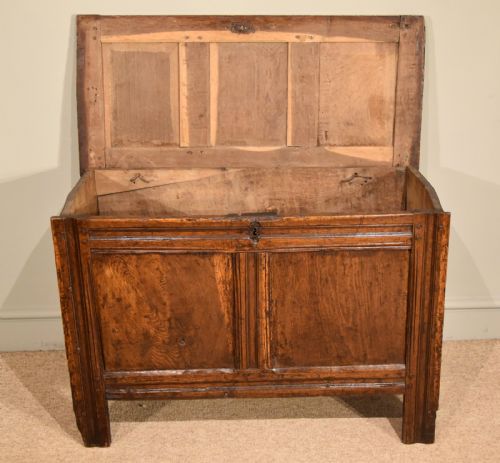 OAK THREE PANELLED COFFER TRANSITIONAL PERIOD - ADDITIONAL PHOTO 1