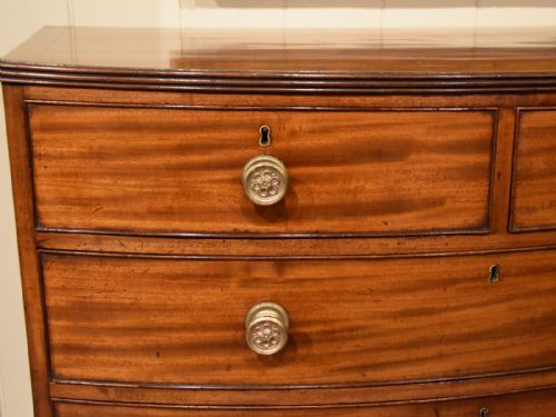 GEORGE III MAHOGANY BOW FRONTED CHEST OF DRAWERS - ADDITIONAL PHOTO 3
