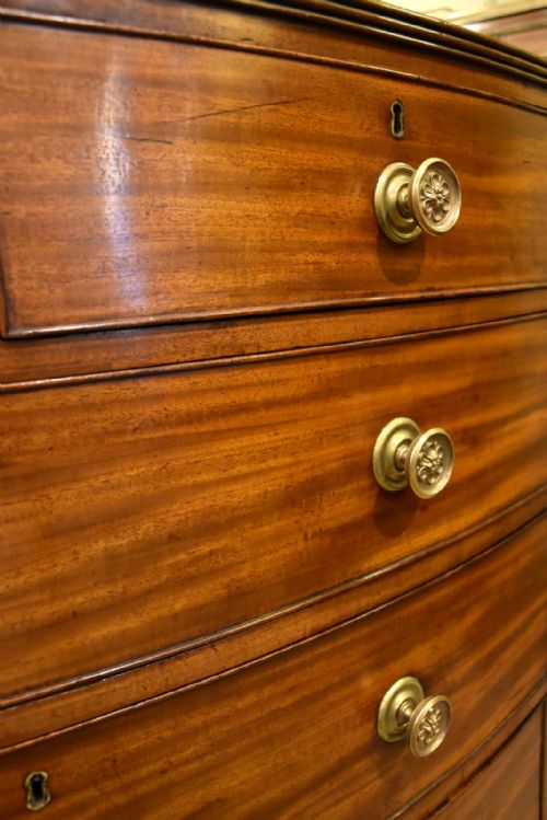 GEORGE III MAHOGANY BOW FRONTED CHEST OF DRAWERS - ADDITIONAL PHOTO 5