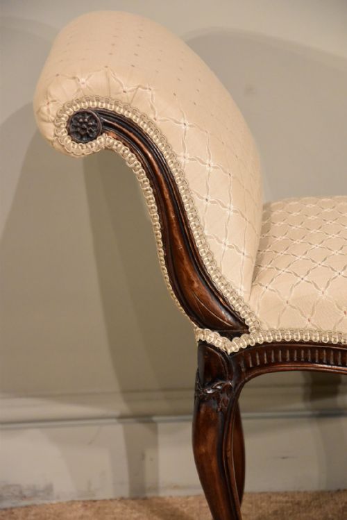 CARVED WINDOW SEAT OF ELEGANT HEPPLEWHITE STYLE - ADDITIONAL PHOTO 2