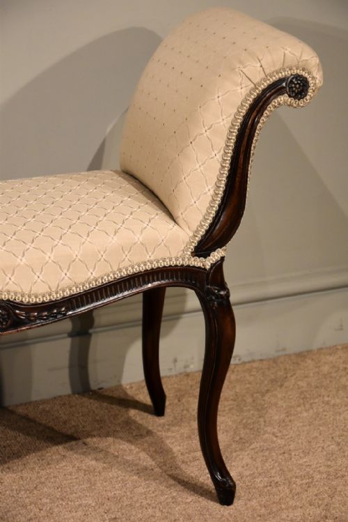 CARVED WINDOW SEAT OF ELEGANT HEPPLEWHITE STYLE - ADDITIONAL PHOTO 3