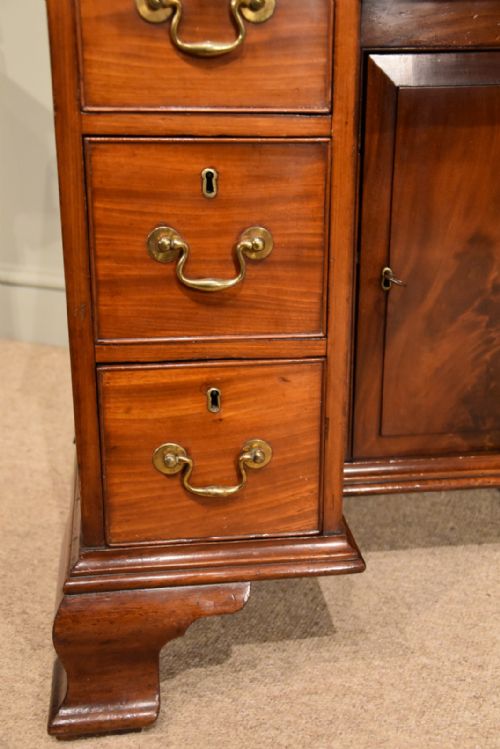 GEORGE III MAHOGANY KNEEHOLE DESK - ADDITIONAL PHOTO 3